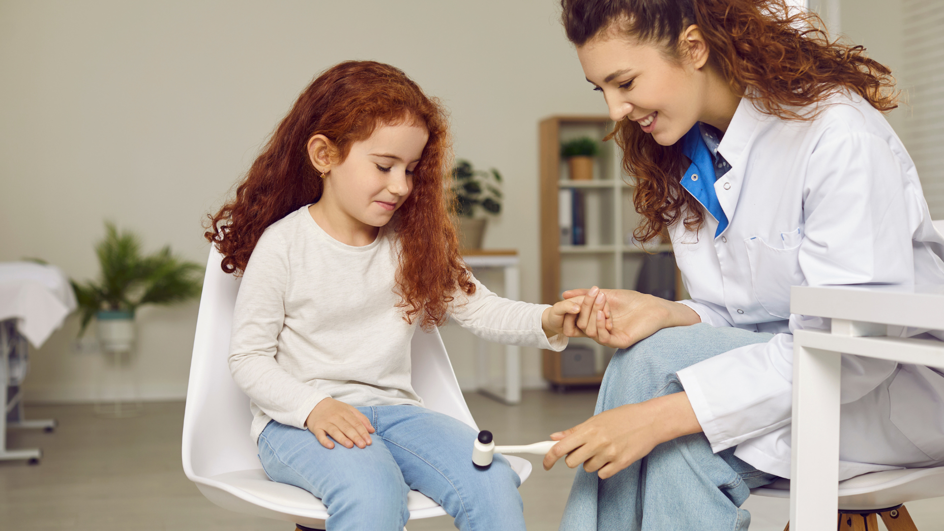 Khi trẻ bị bong gân nghiêm trọng, nên đưa đến cơ sở y tế để được thăm khám và điều trị đúng lúc