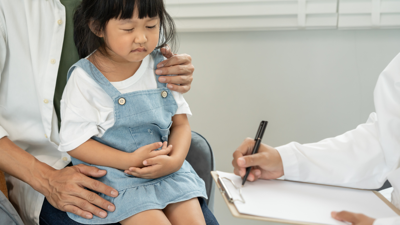 Cho trẻ uống thuốc theo đúng chỉ định của bác sĩ