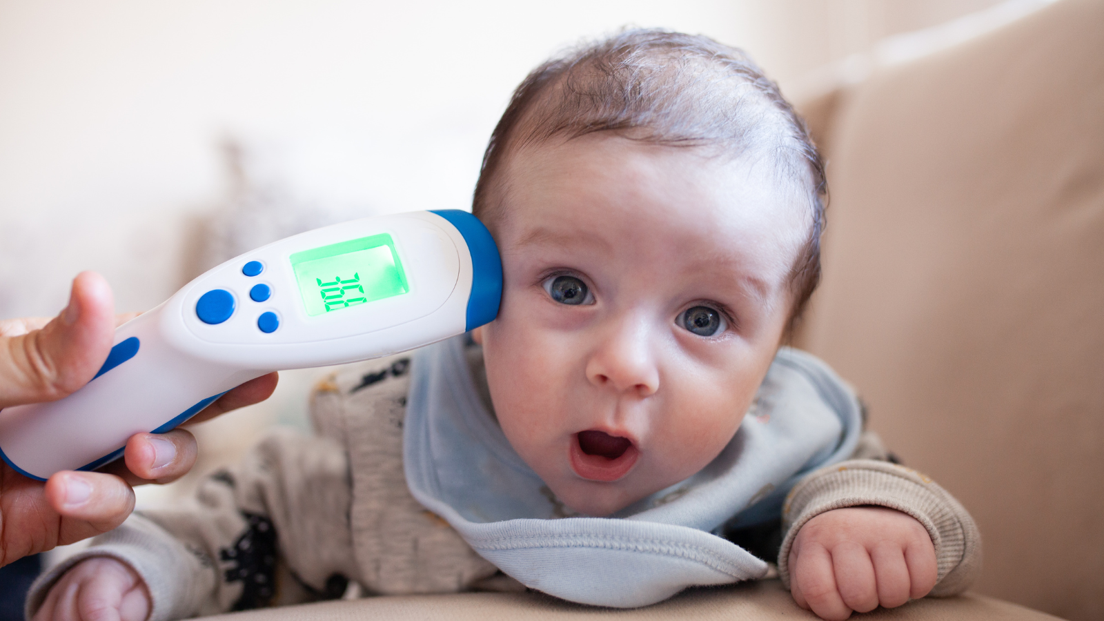 Trẻ bị loét miệng sốt cao luôn đi kèm những dấu hiệu dễ nhận thấy