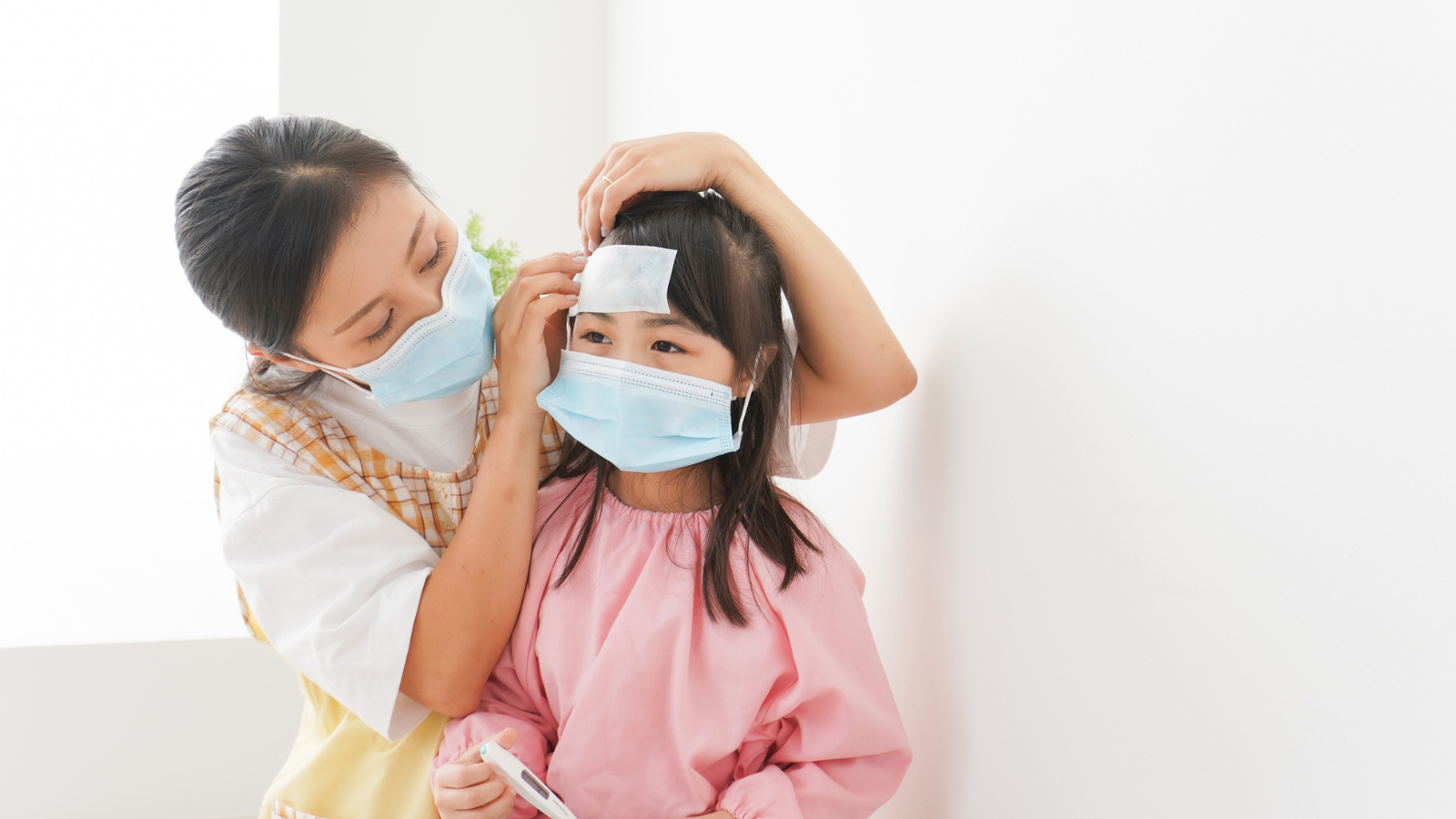 Trẻ bị loét miệng sốt cao có thể giảm đau và hạ sốt nhờ chăm sóc đúng cách