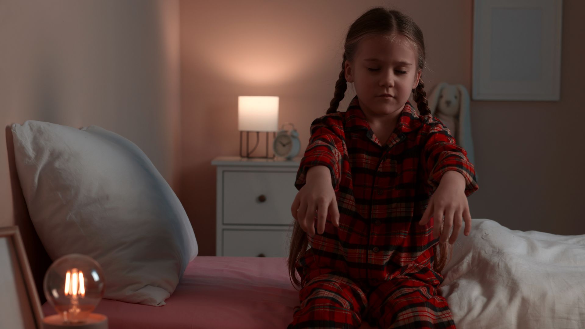 Dấu hiệu trẻ bị mộng du là trẻ đột ngột ngồi dậy khi đang ngủ