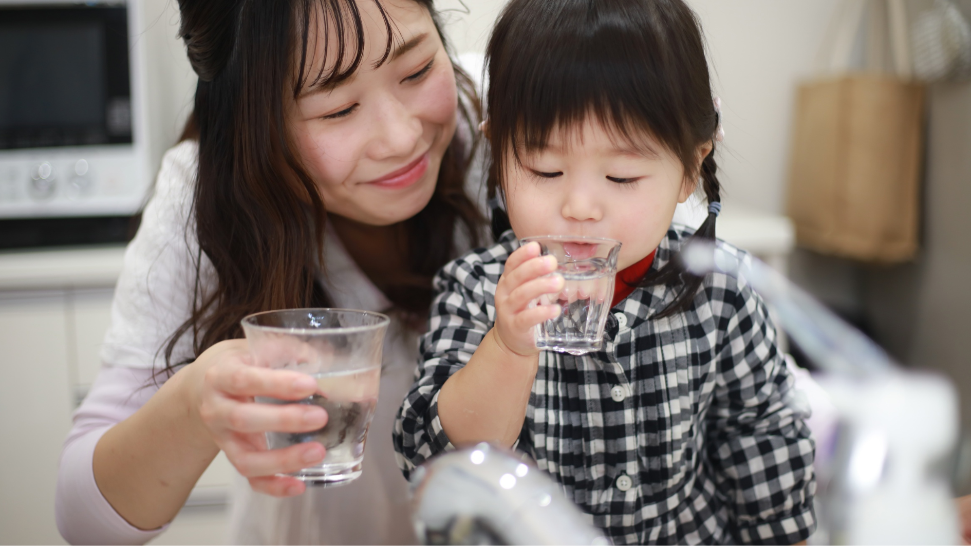 Uống đủ nước giúp duy trì độ ẩm cho làn da, hạn chế tình trạng khô ráp, nứt nẻ và bong tróc