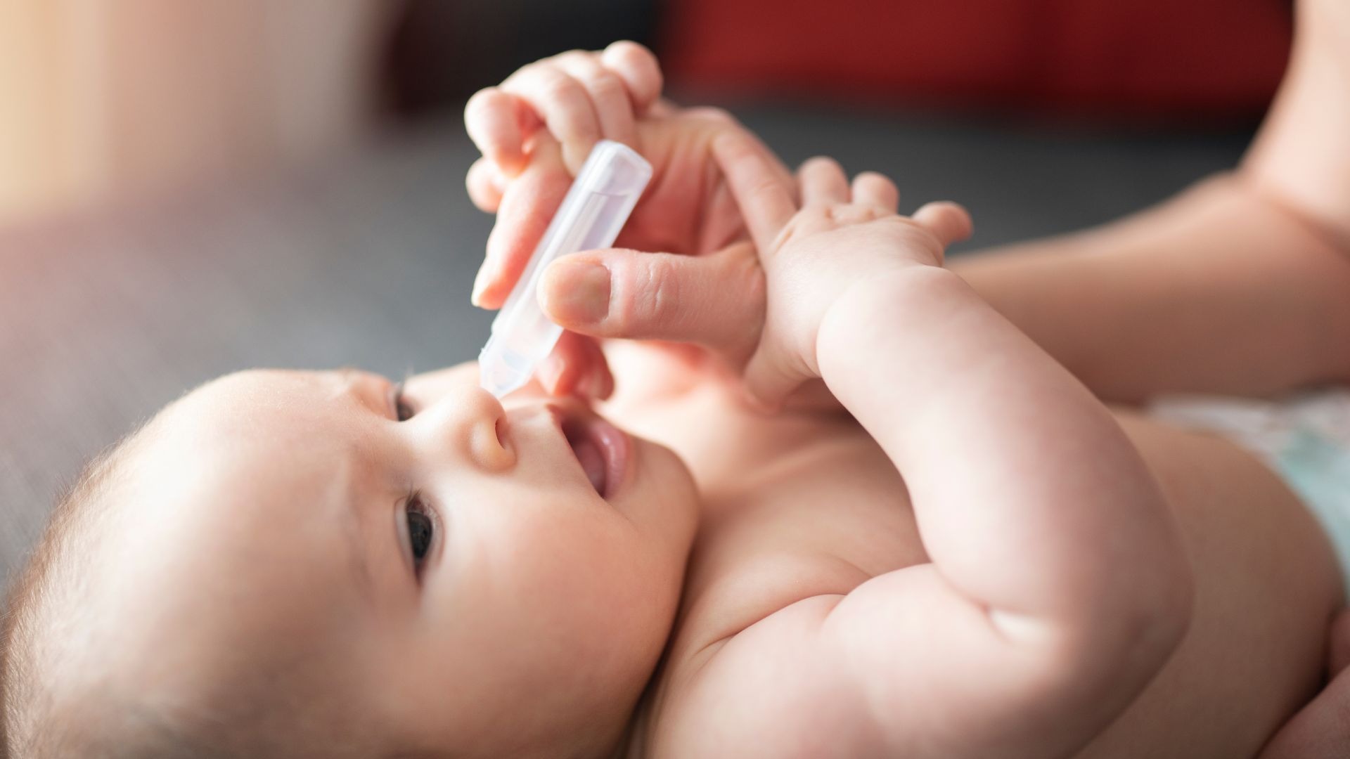 Dùng nước muối sinh lý để làm sạch mũi cho trẻ nhiều lần trong ngày