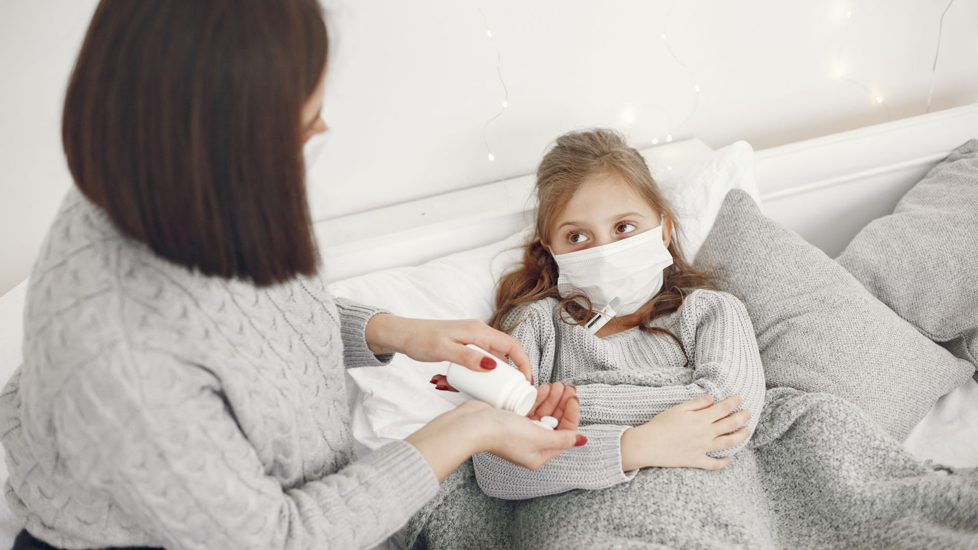 Trẻ bị sởi có kiêng gió quạt không? Hướng dẫn chăm sóc an toàn tại nhà 4