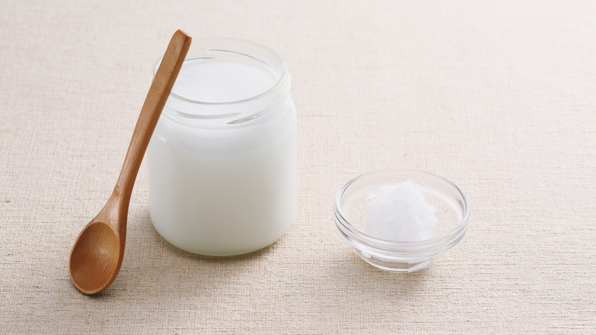 Trẻ bị tay chân miệng ăn gì đỡ đau để bé dễ nuốt hơn? Sữa và chế phẩm từ sữa là lựa chọn phù hợp