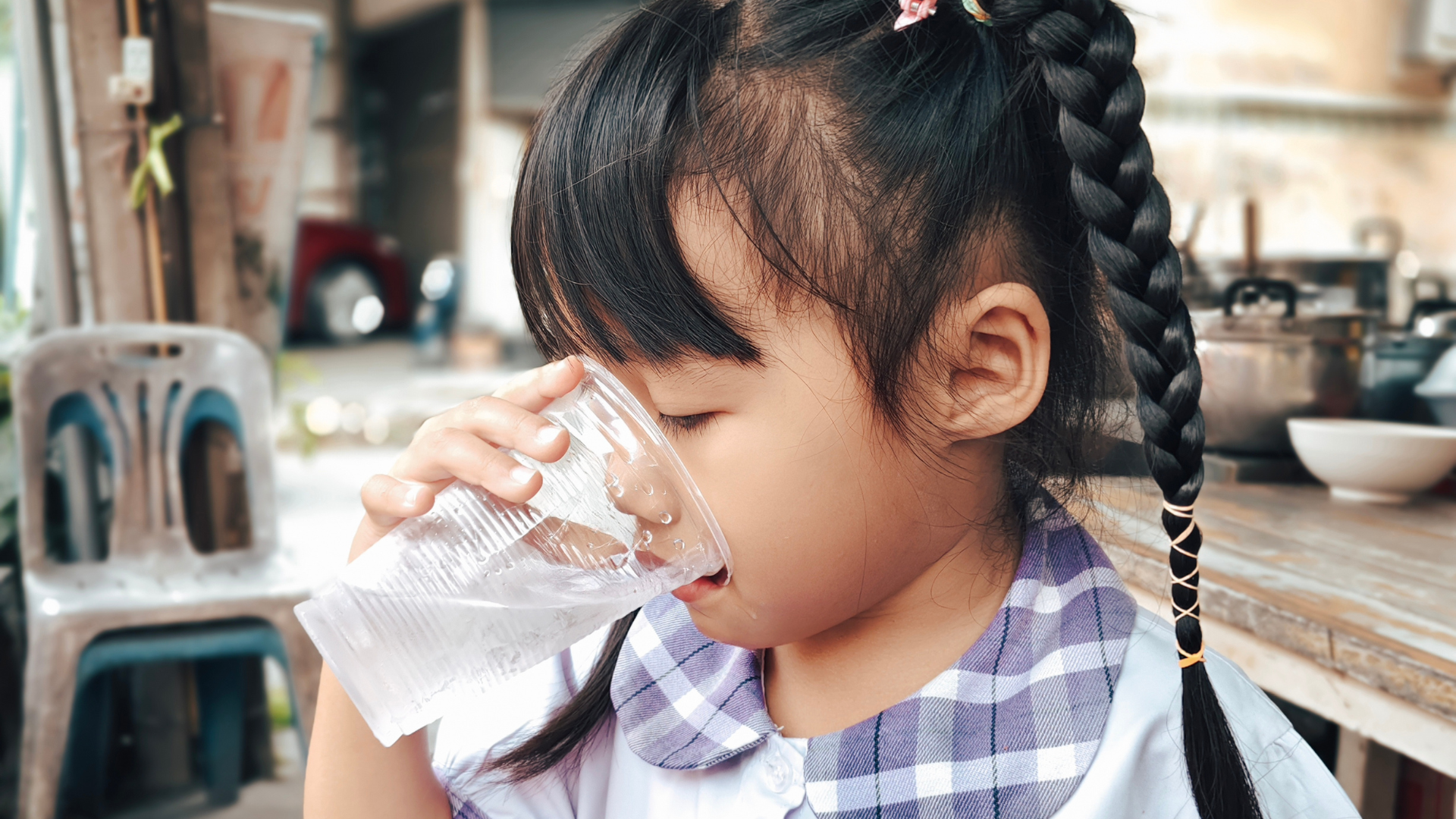 Việc bé uống nhiều nước giúp hạn chế tình trạng mất nước