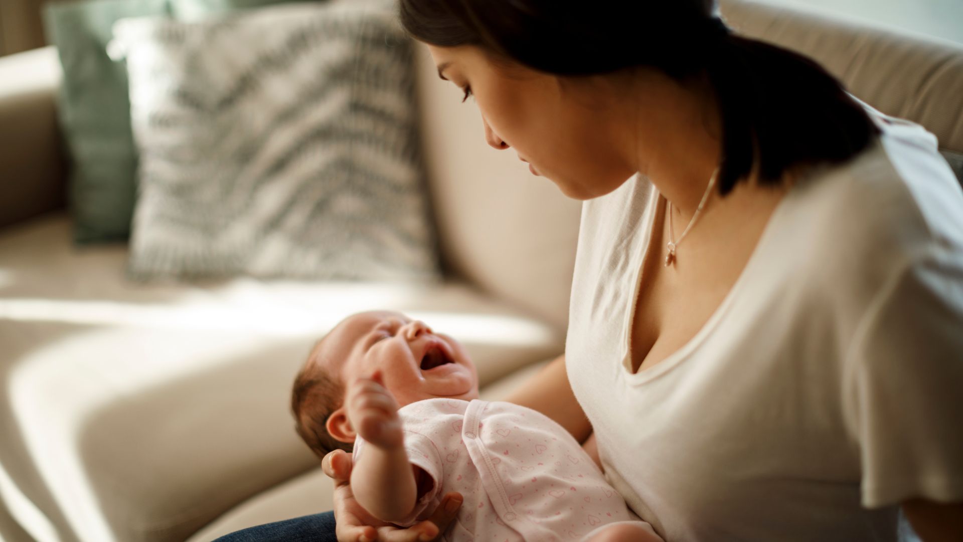 Trẻ quấy khóc kéo dài có thể là dấu hiệu cảnh báo bệnh trở nặng