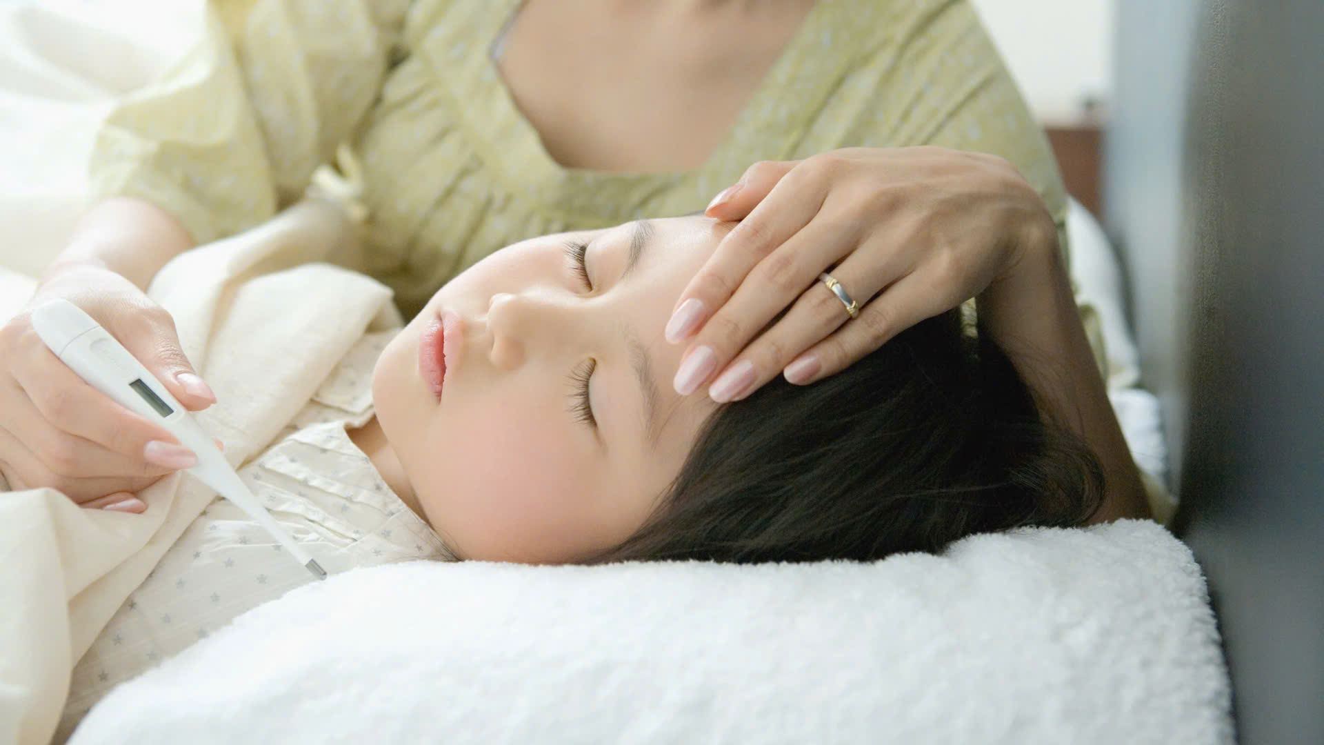 Cha mẹ có biết trẻ bị trúng gió nôn phải làm sao? 1
