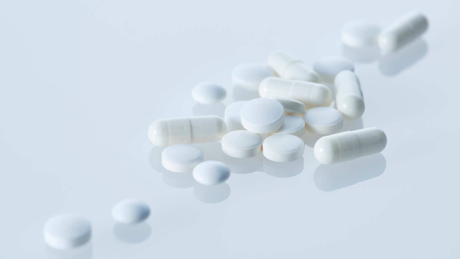 Ba mẹ có thể sử dụng thuốc hạ sốt cho trẻ nhưng cần tuân thủ liều lượng của bác sĩ