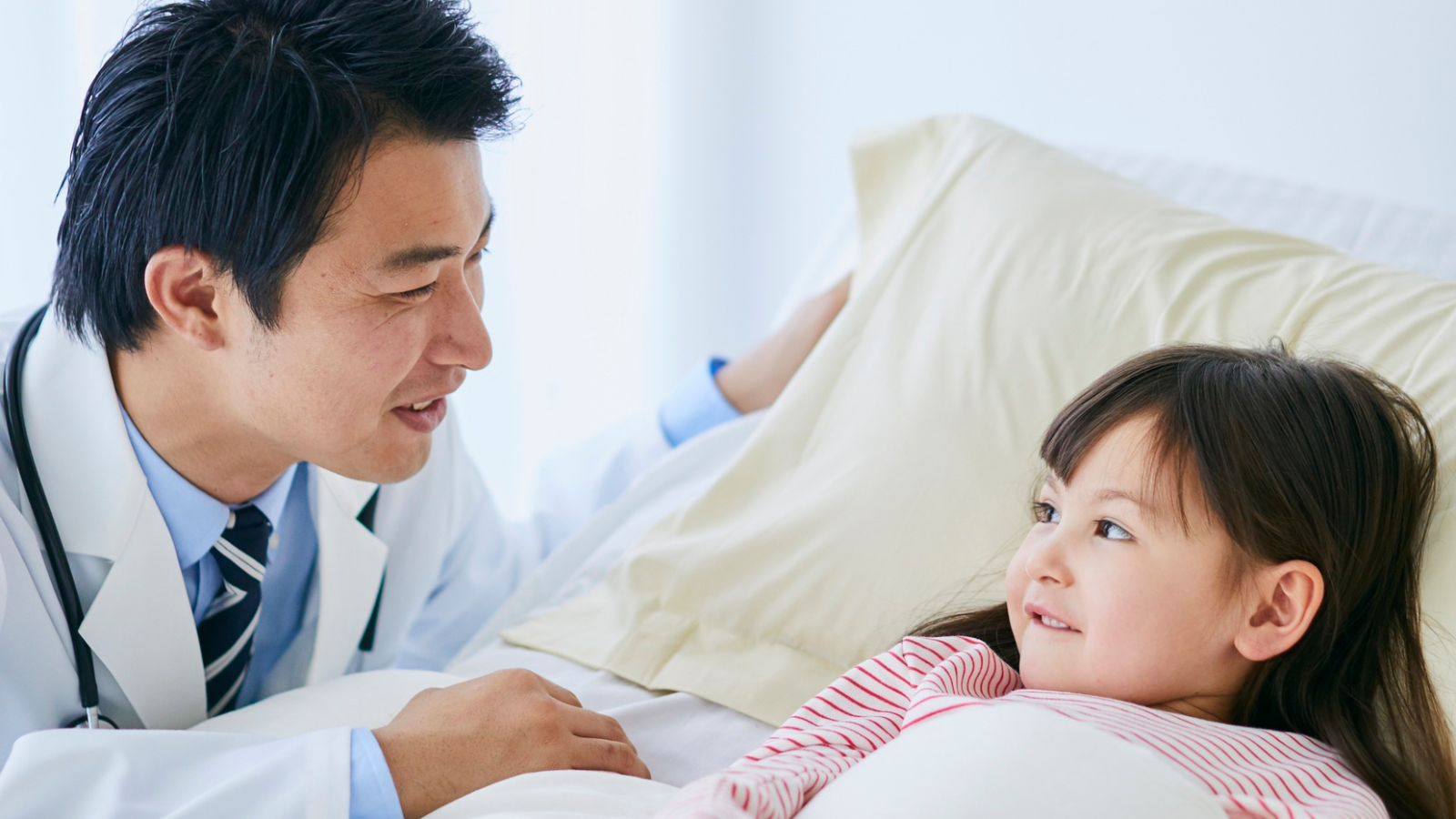 Nếu trẻ sốt cao và kéo dài, cần đưa trẻ đến cơ sở y tế gần nhất