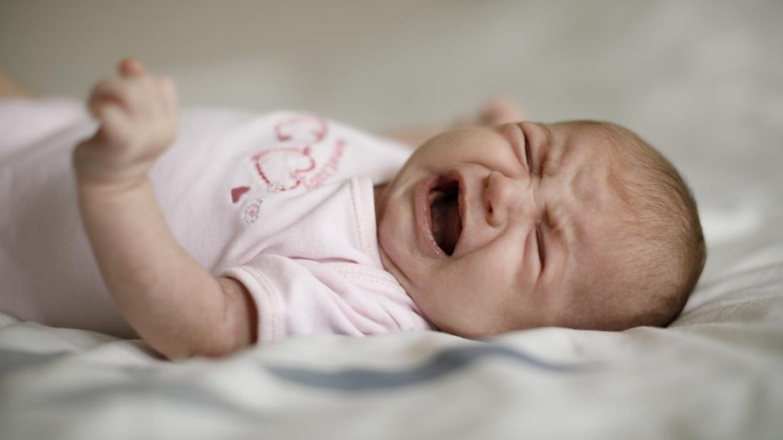 Trẻ cứ 12 giờ đêm la khóc rất có thể là do bị đói