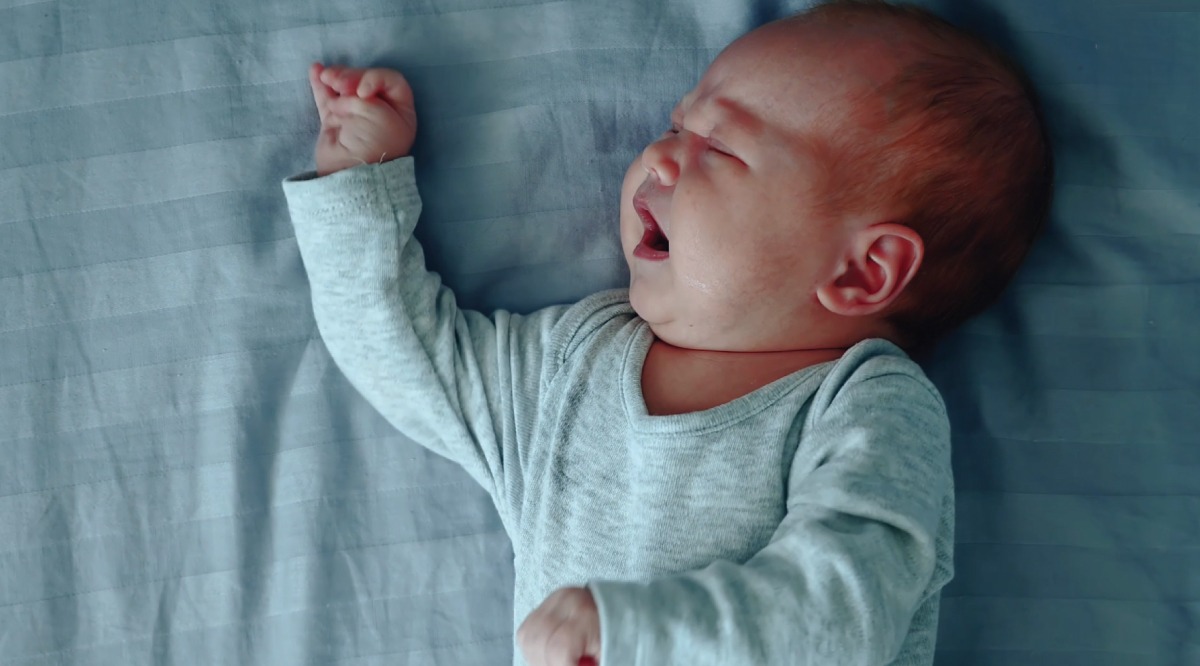 Để trẻ ngủ ngon, bố mẹ nên giữ phòng ngủ yên tĩnh, tối, mát mẻ và hạn chế tiếng ồn