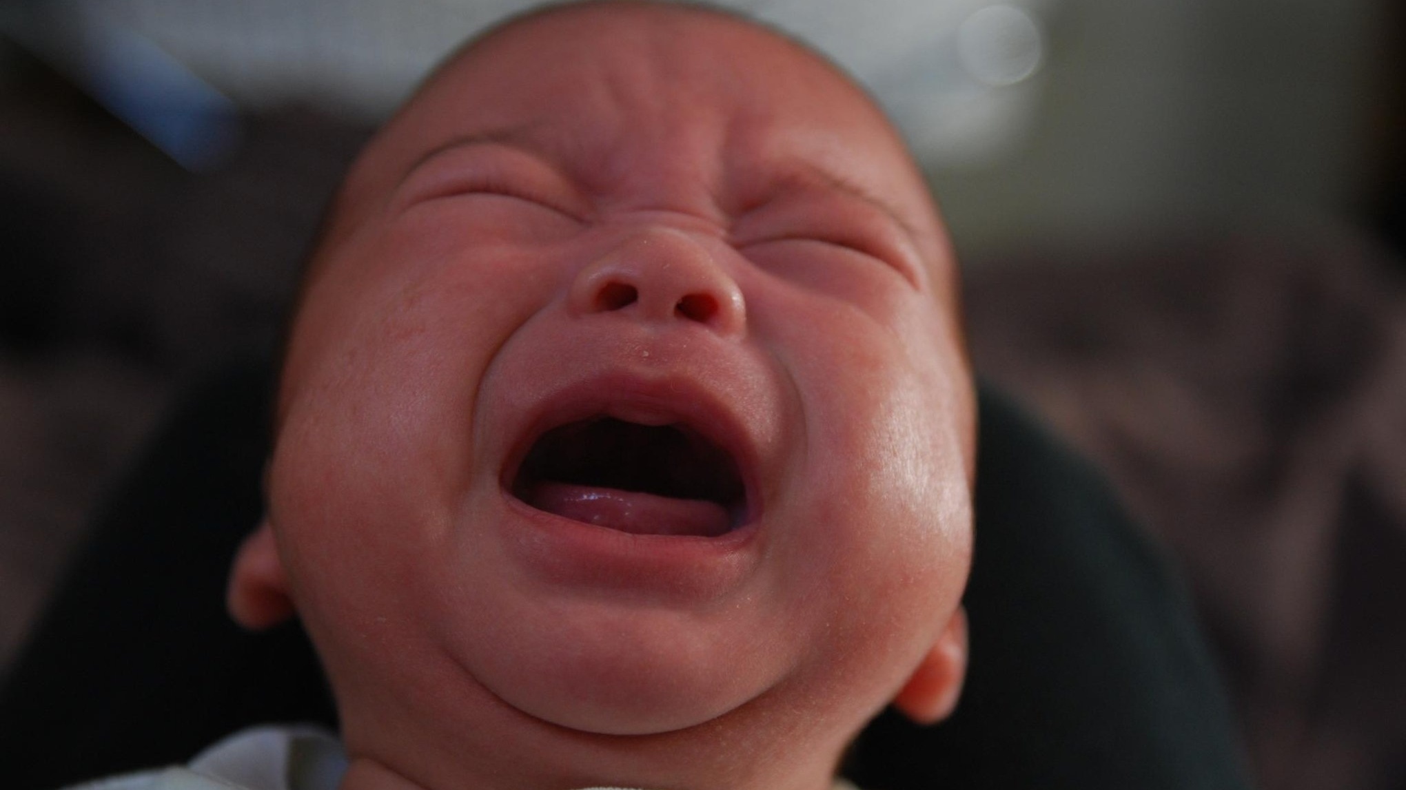 Trẻ cứ 12 giờ đêm la khóc có thể do Hội chứng Colic gây ra