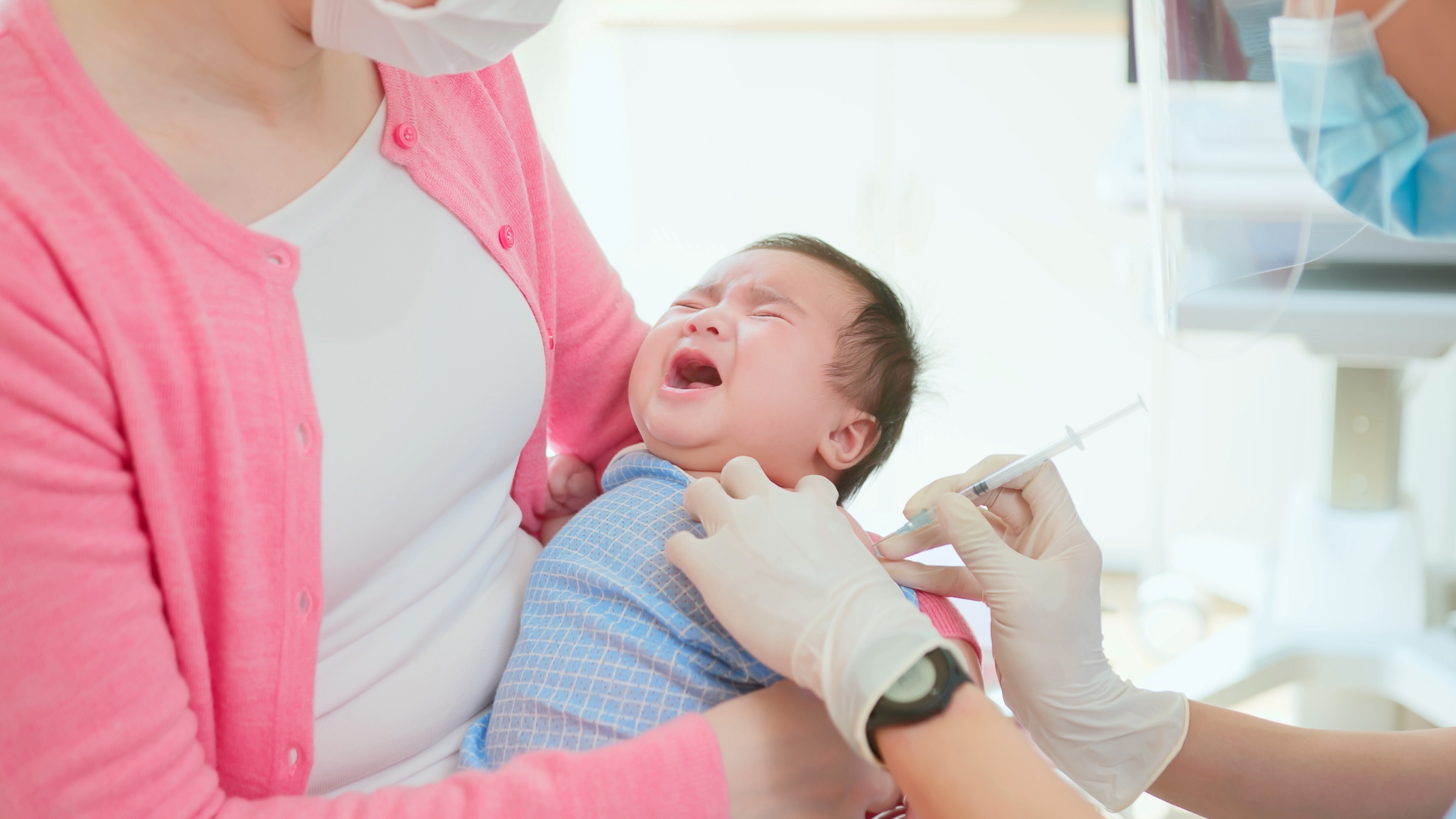 Trẻ nên được tiêm nhắc lại vắc xin 6 trong 1 theo đúng lịch để duy trì hiệu lực miễn dịch lâu dài