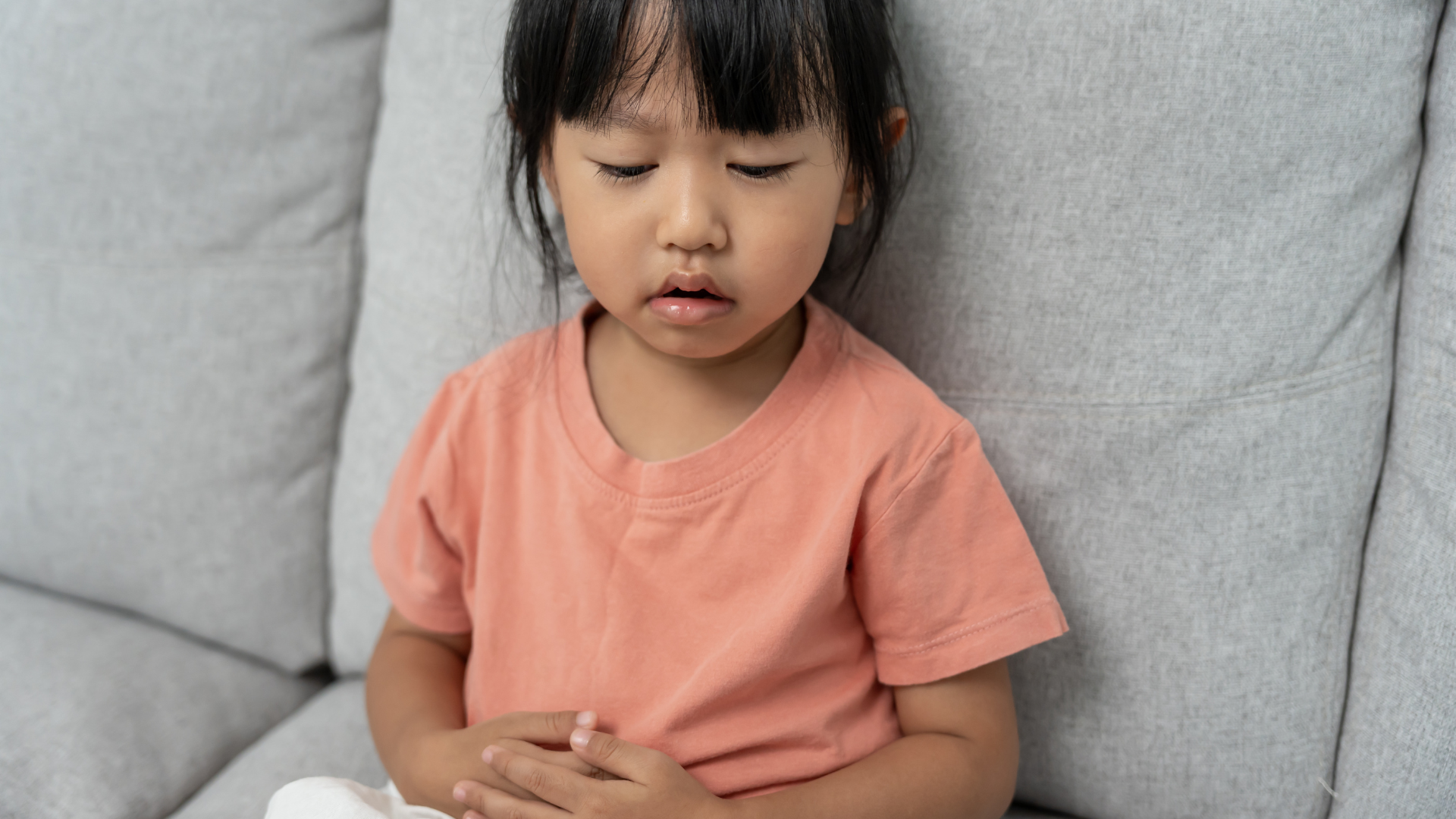 Khi tiêu chảy, trẻ thường mệt mỏi và ăn uống kém, hệ tiêu hóa đang nhạy cảm nên dễ bị kích thích