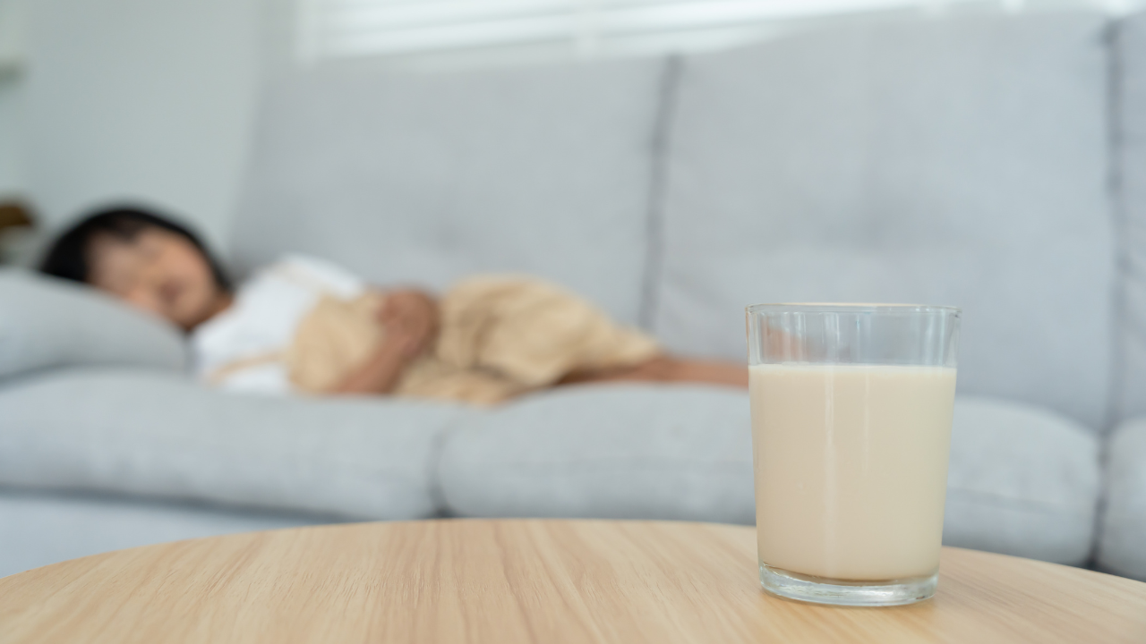 Một số trẻ dùng sữa công thức và xuất hiện phân có mùi trứng thối kéo dài