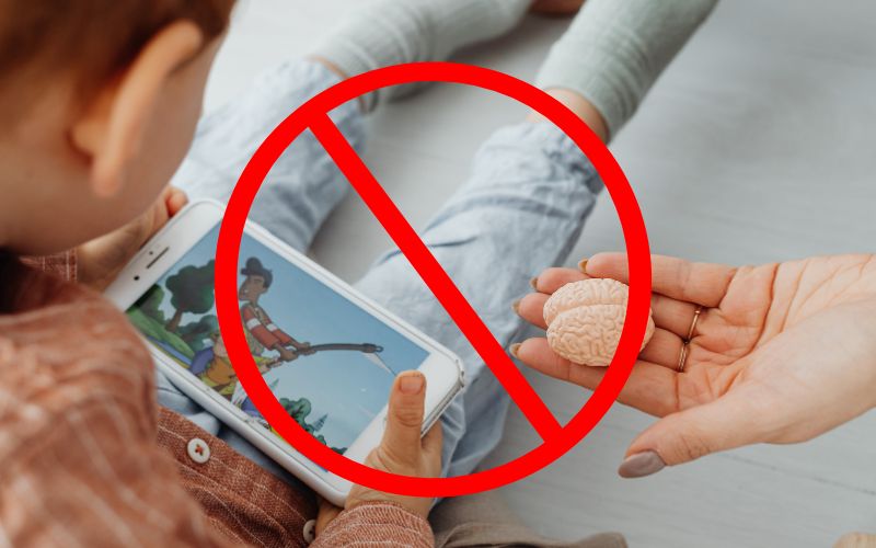 Hạn chế cho trẻ xem điện thoại quá nhiều làm giới hạn sự phát triển vận động của trẻ