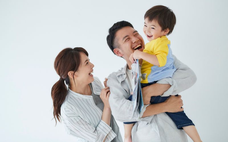 Ba mẹ nên tạo không khí vui vẻ, trò chuyện nhẹ nhàng để trẻ phát triển toàn diện