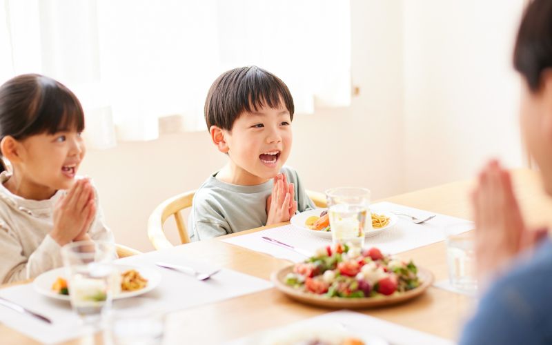 Tùy vào mức độ hoạt động của trẻ mà mức năng lượng cần cung cấp cũng khác nhau