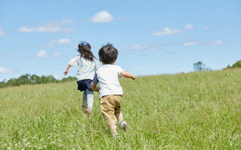 Trong giai đoạn 3,5 - 4 tuổi, chạy đuổi bắt, vui chơi giúp cải thiện phản xạ và sự nhanh nhẹn của trẻ