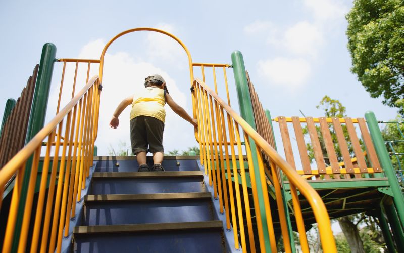 Ở độ tuổi 3,5 - 4, trẻ em đã có thể leo cầu thang mà không cần vịn tay