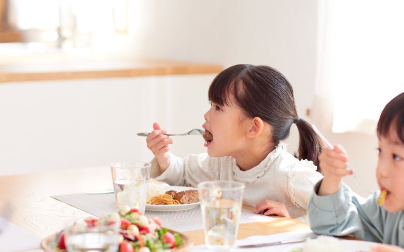 Ba mẹ cần chú ý đến dinh dưỡng đầy đủ chất để đáp ứng đủ nhu cầu năng lượng cao của trẻ