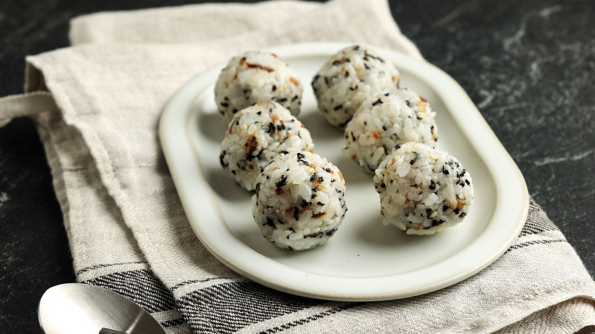 Trẻ em ăn rong biển có tốt không phụ thuộc vào lượng và cách sử dụng