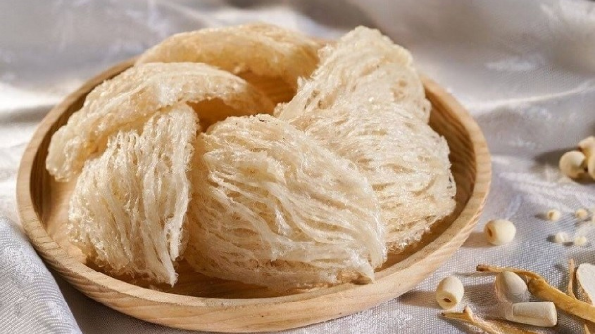 Yến sào chủ yếu chứa protein chiếm khoảng từ 45 đến 55% thành phần, cùng với một số axit amin thiết yếu và các khoáng chất
