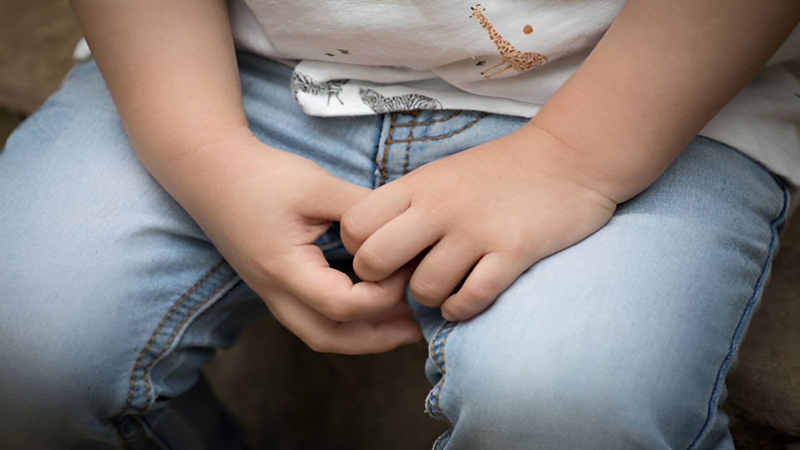 Nhiễm giun kim là một nguyên nhân phổ biến khiến trẻ em bị ngứa vùng kín vào ban đêm