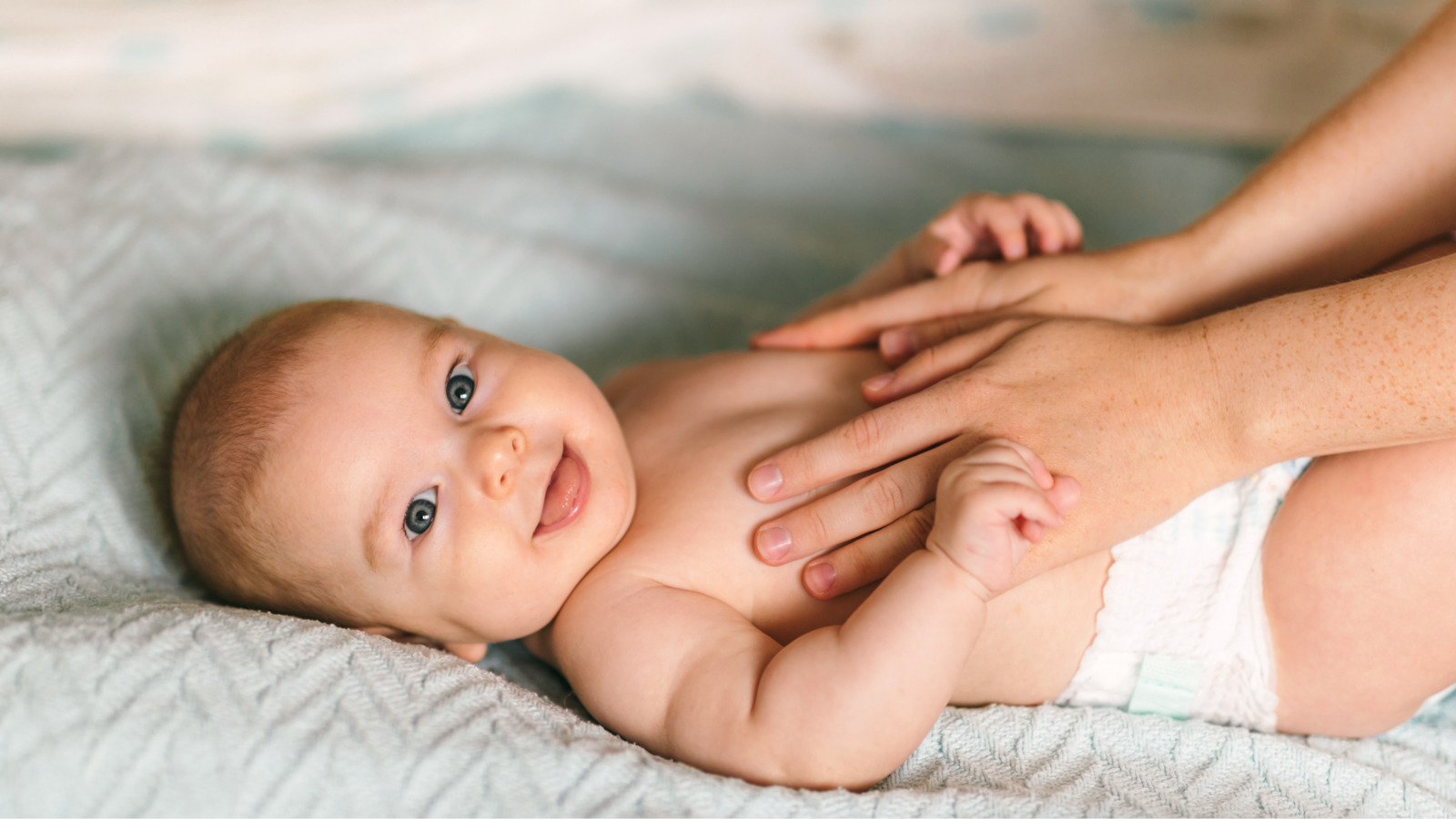 Nên chọn khăn ướt dành cho da nhạy cảm để lau vùng kín của trẻ, tránh các hóa chất gây kích ứng