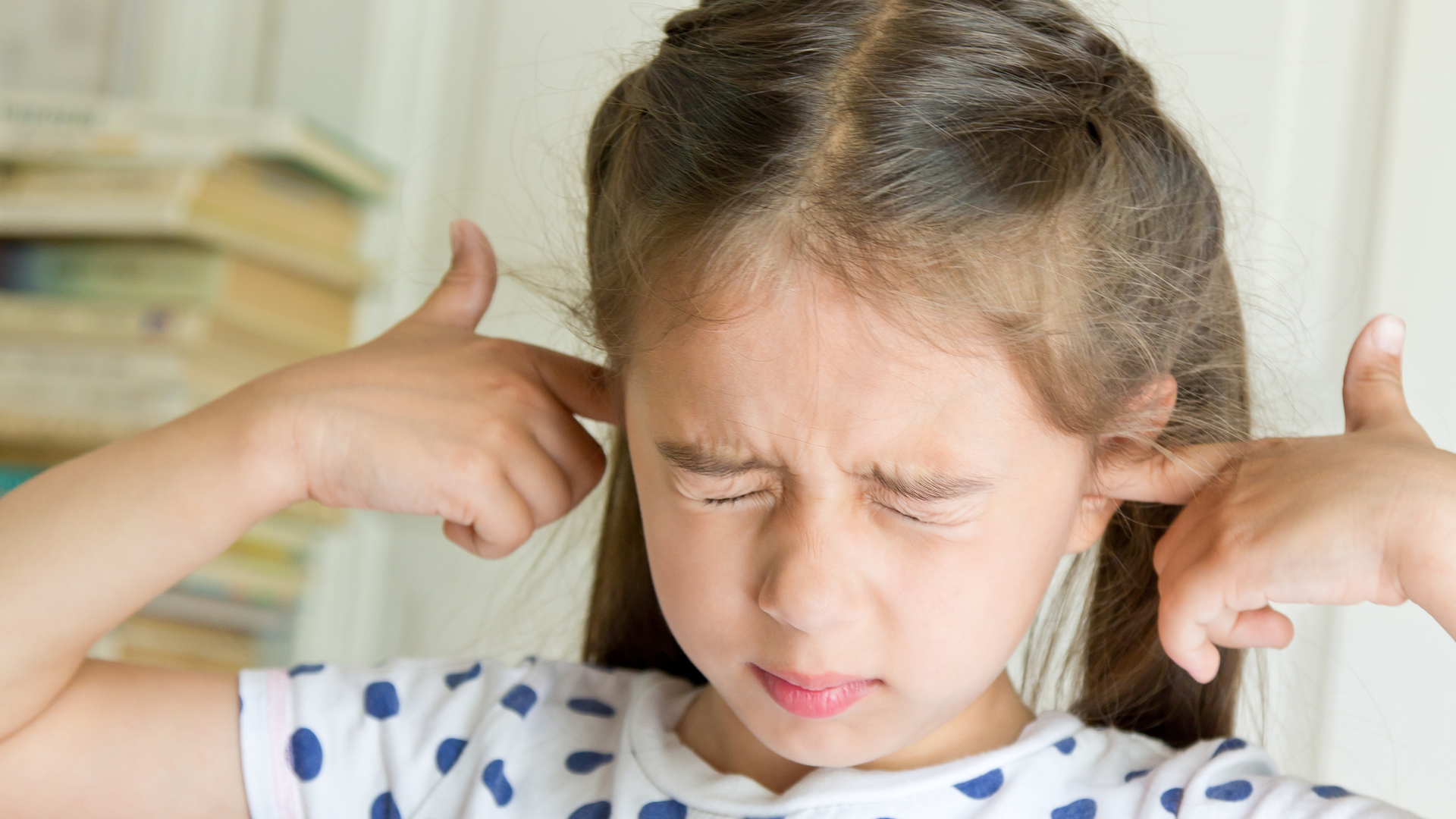 Trẻ có thể kêu đau tai dữ dội, sau đó giảm đau đột ngột