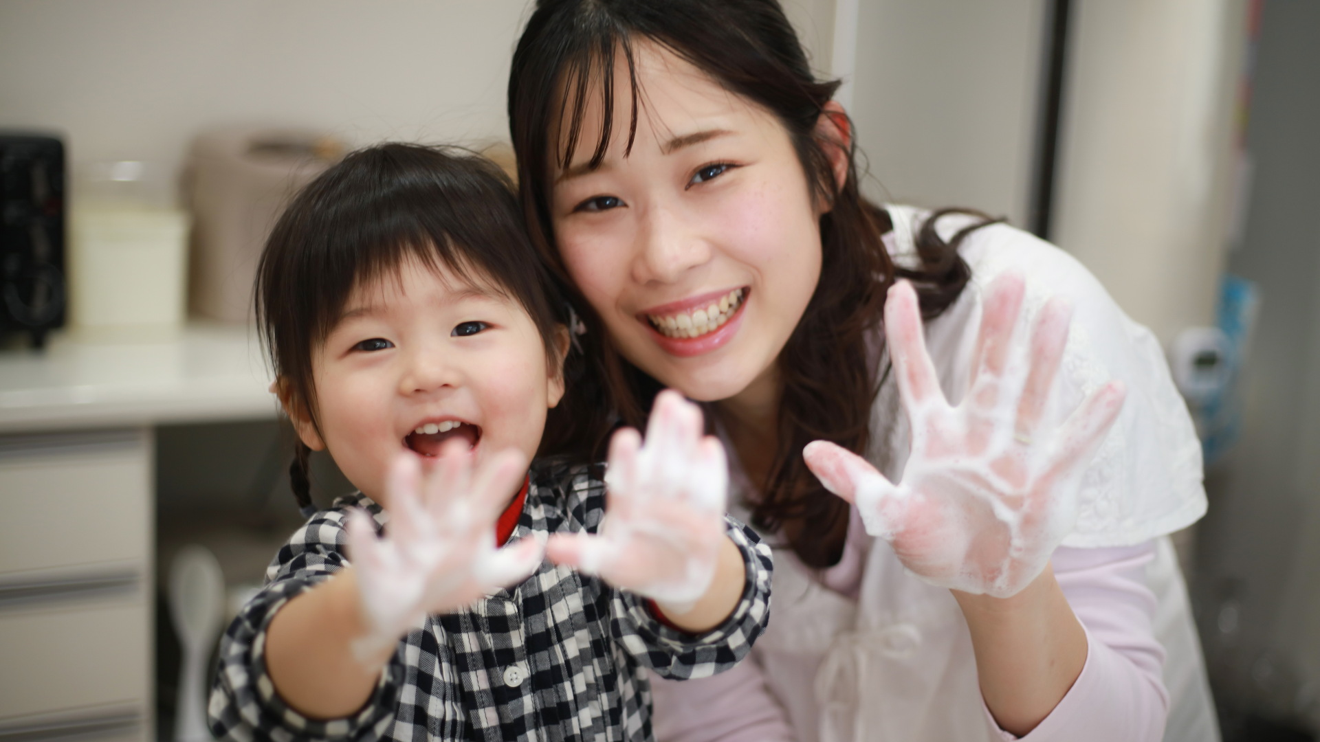 Nên rửa tay thường xuyên và súc họng sát khuẩn để giảm nguy cơ nhiễm khuẩn
