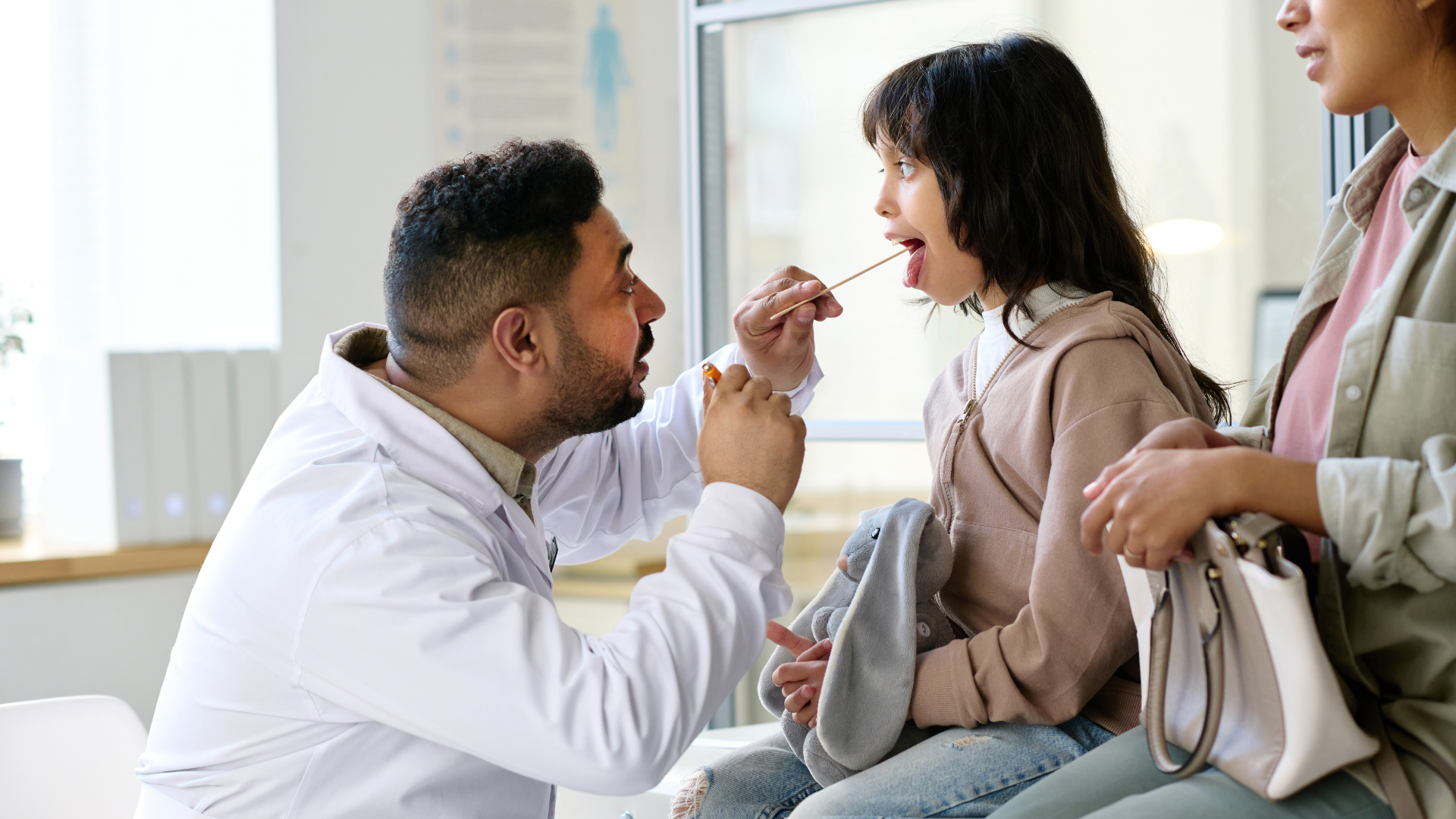 Cha mẹ nên đưa trẻ đến bác sĩ nhi khoa hoặc tai mũi họng khi trẻ ho kéo dài không sốt quá lâu