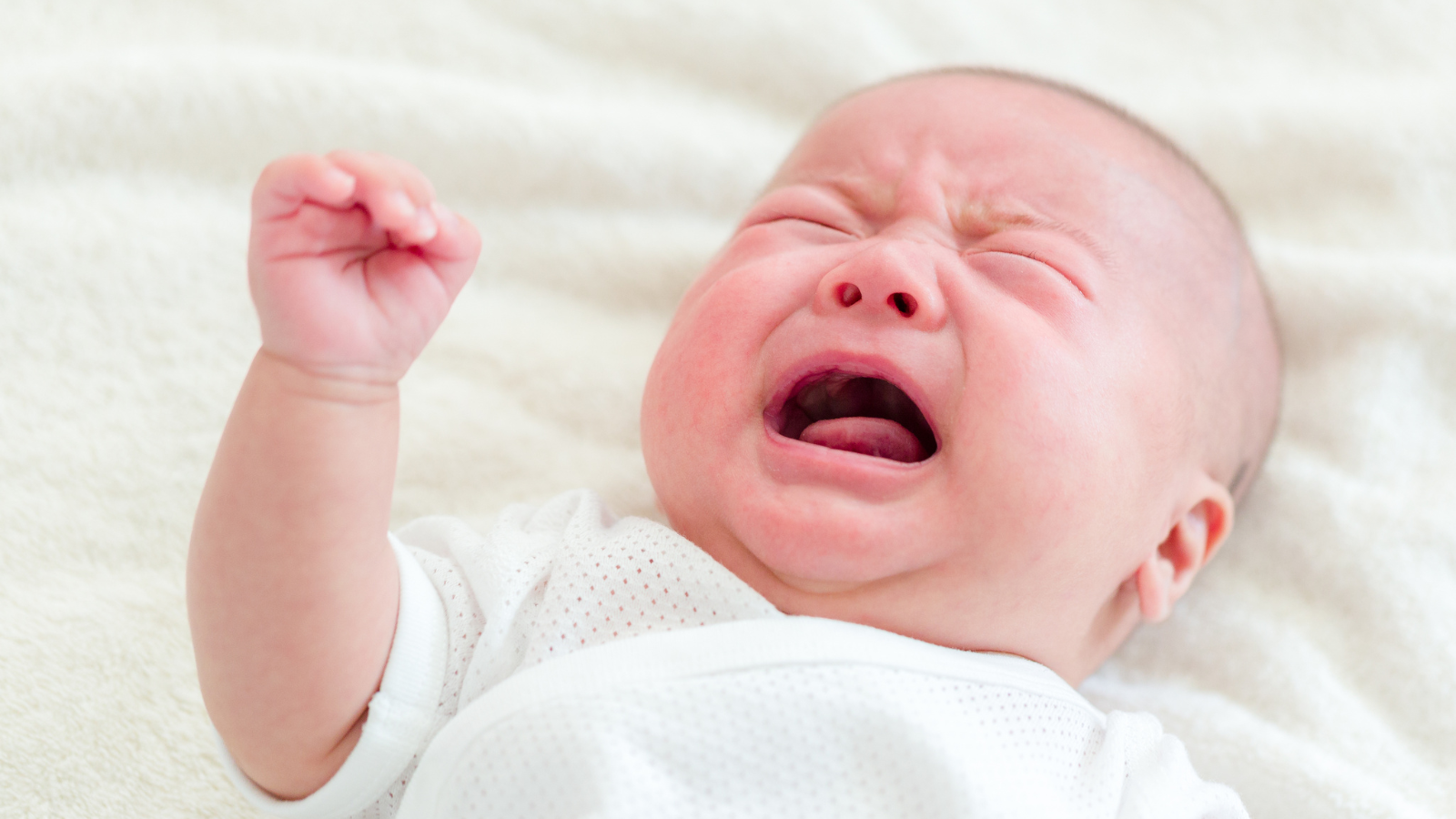 Trẻ khóc thét từng cơn kèm co chân về phía bụng là dấu hiệu lồng ruột