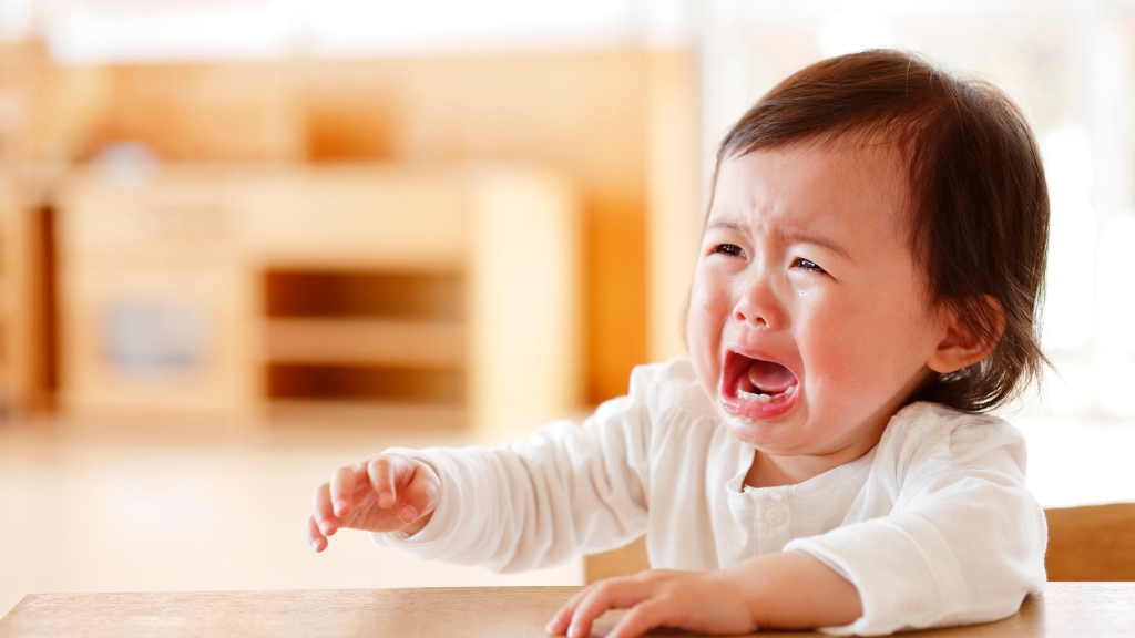 Trẻ mấy tháng ăn được váng sữa? Hướng dẫn cho mẹ lần đầu tập bé ăn dặm 3