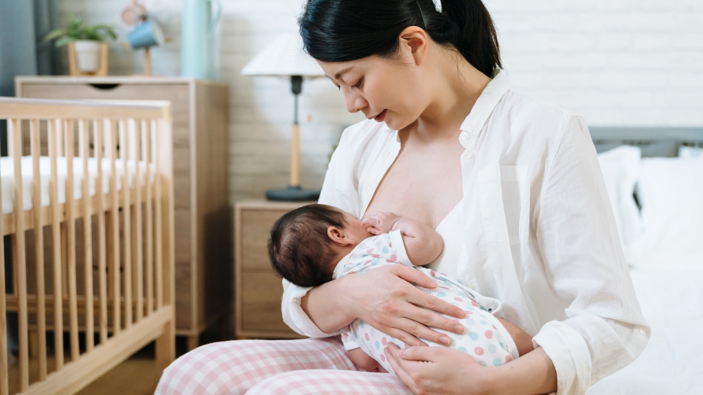 Trẻ mấy tháng ăn được váng sữa? Hướng dẫn cho mẹ lần đầu tập bé ăn dặm 5