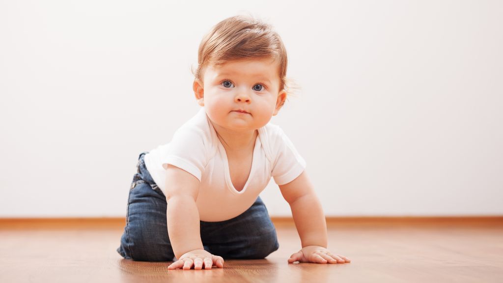 Trẻ mấy tháng biết bò? Cột mốc phát triển cha mẹ cần lưu ý 1