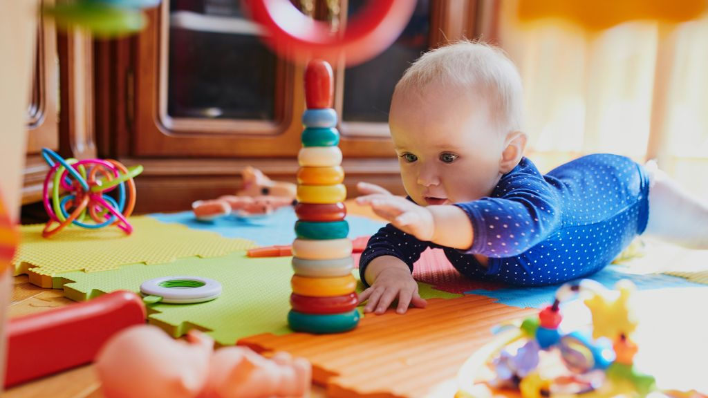 Trẻ mấy tháng biết bò? Cột mốc phát triển cha mẹ cần lưu ý 3