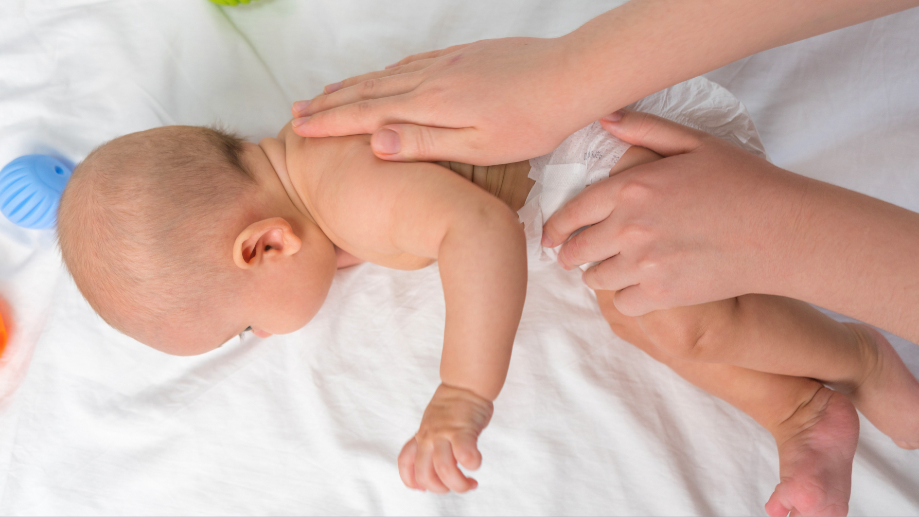 Trẻ mấy tháng biết lật? Những lưu ý trong quá trình tập lật của trẻ 4