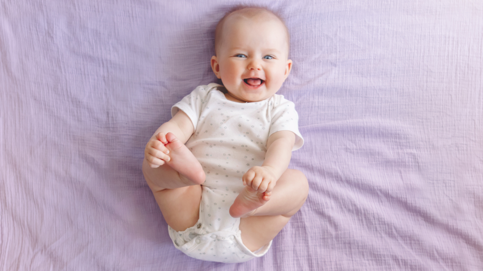 Trẻ mấy tháng cười ra tiếng? Dấu hiệu con lớn khôn mỗi ngày 1