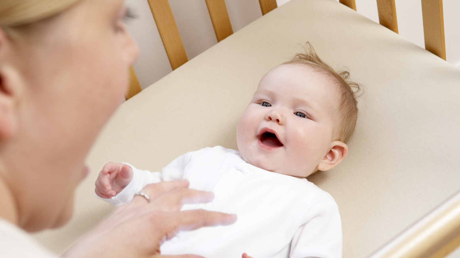 Trẻ mấy tháng cười ra tiếng? Dấu hiệu con lớn khôn mỗi ngày 3