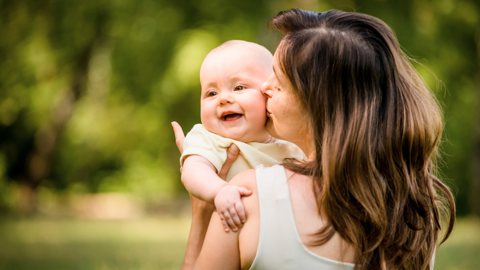Trẻ mấy tháng cười ra tiếng? Dấu hiệu con lớn khôn mỗi ngày 4