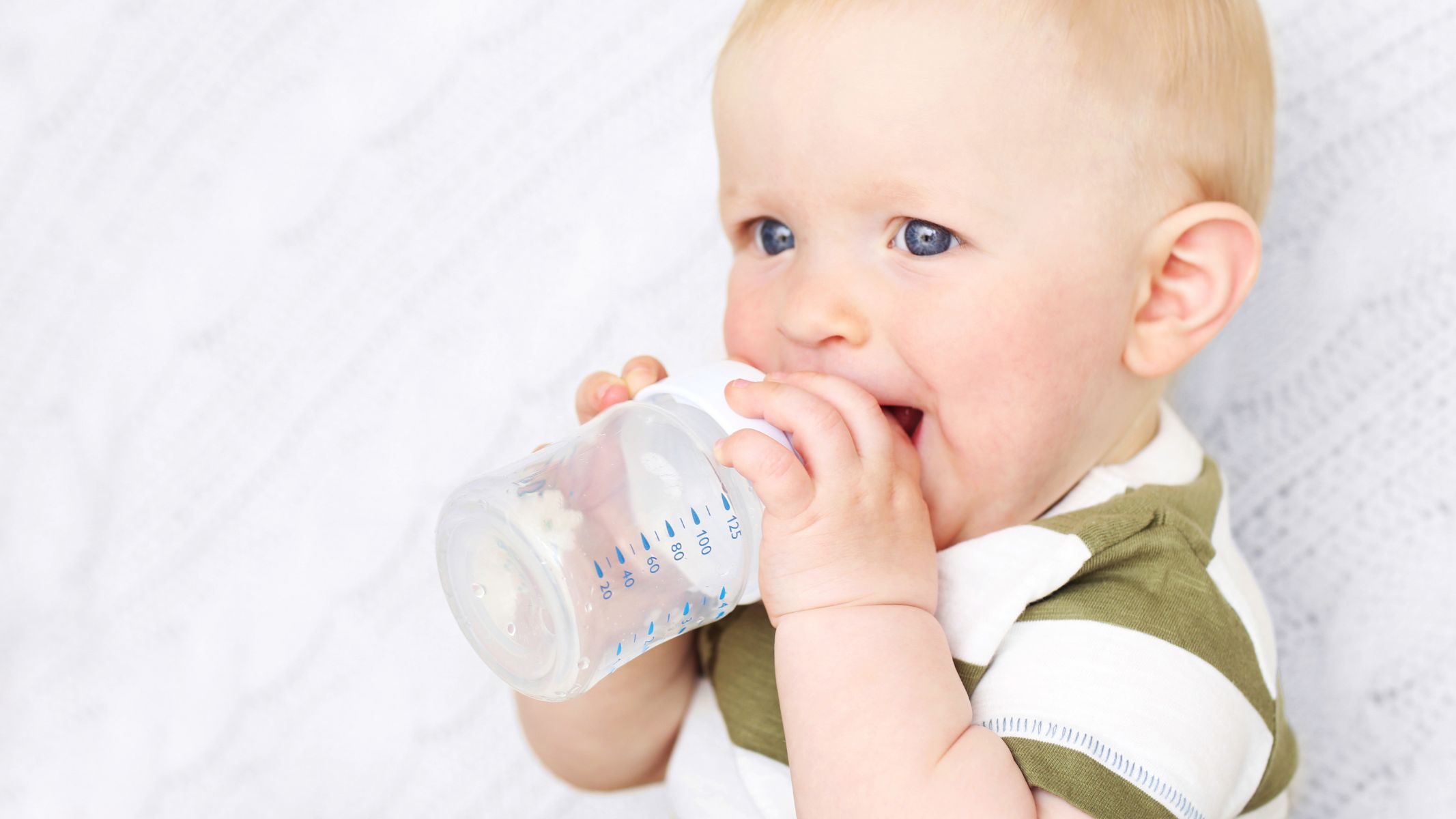 Trẻ mấy tháng uống được nước?