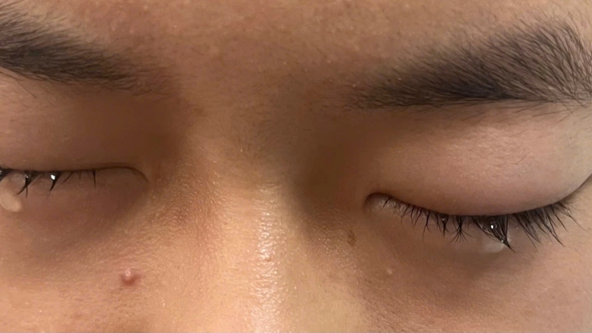 Dầu gội người lớn dễ gây cay mắt cho trẻ nhỏ, khiến bé khó chịu và sợ hãi khi gội đầu