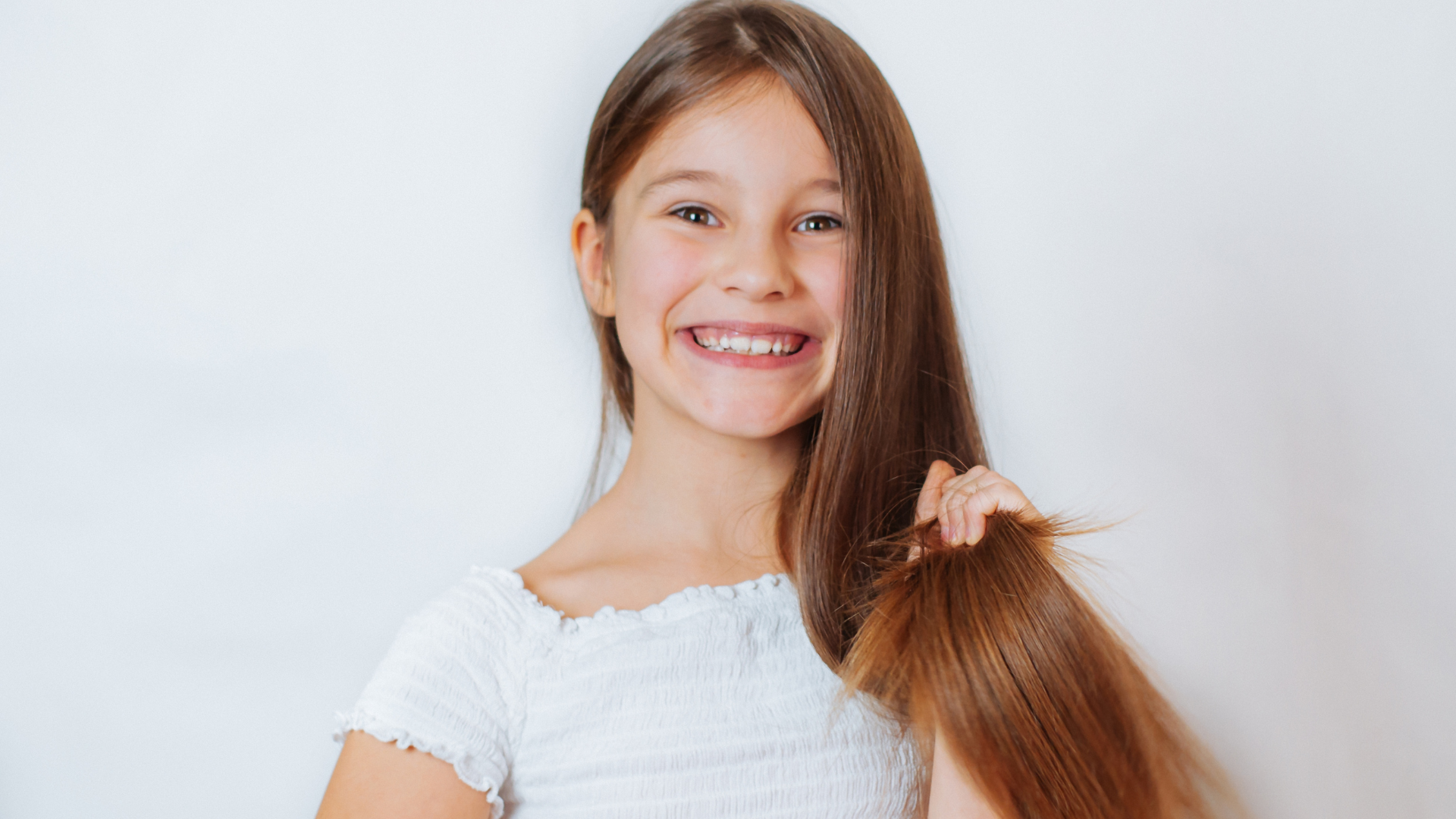 Khi trẻ bắt đầu dậy thì, da đầu tiết dầu mạnh hơn, chọn dầu gội người lớn dịu nhẹ có thể phù hợp