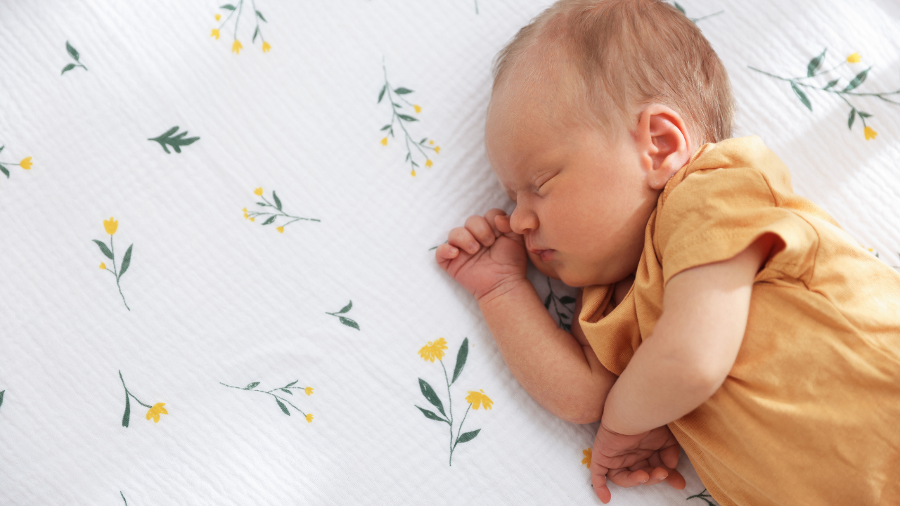 Trẻ ngủ nằm sấp  có thể chịu áp lực lên vùng mặt và hàm