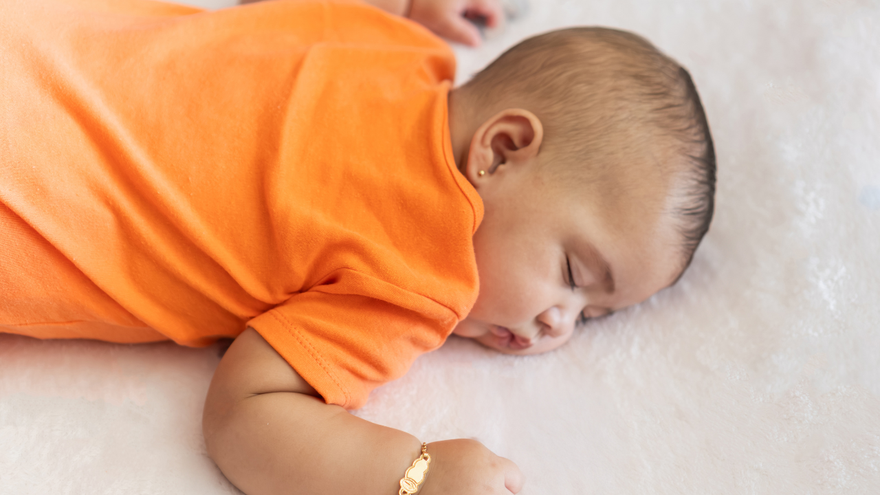 Trẻ ngủ nằm sấp thông minh​ có đúng không?