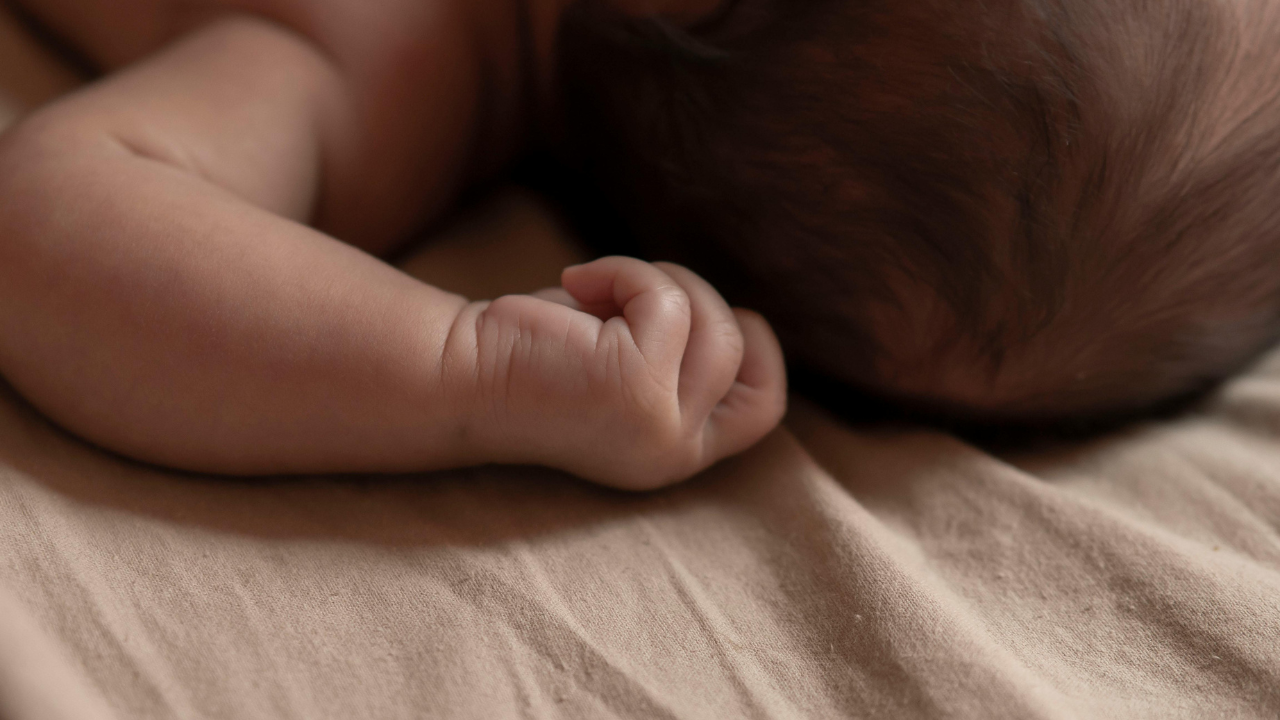 Ưu tiên bề mặt ngủ an toàn, phẳng