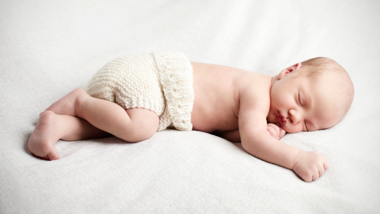 Quần áo của trẻ khi ngủ nên đơn giản, thoáng mát