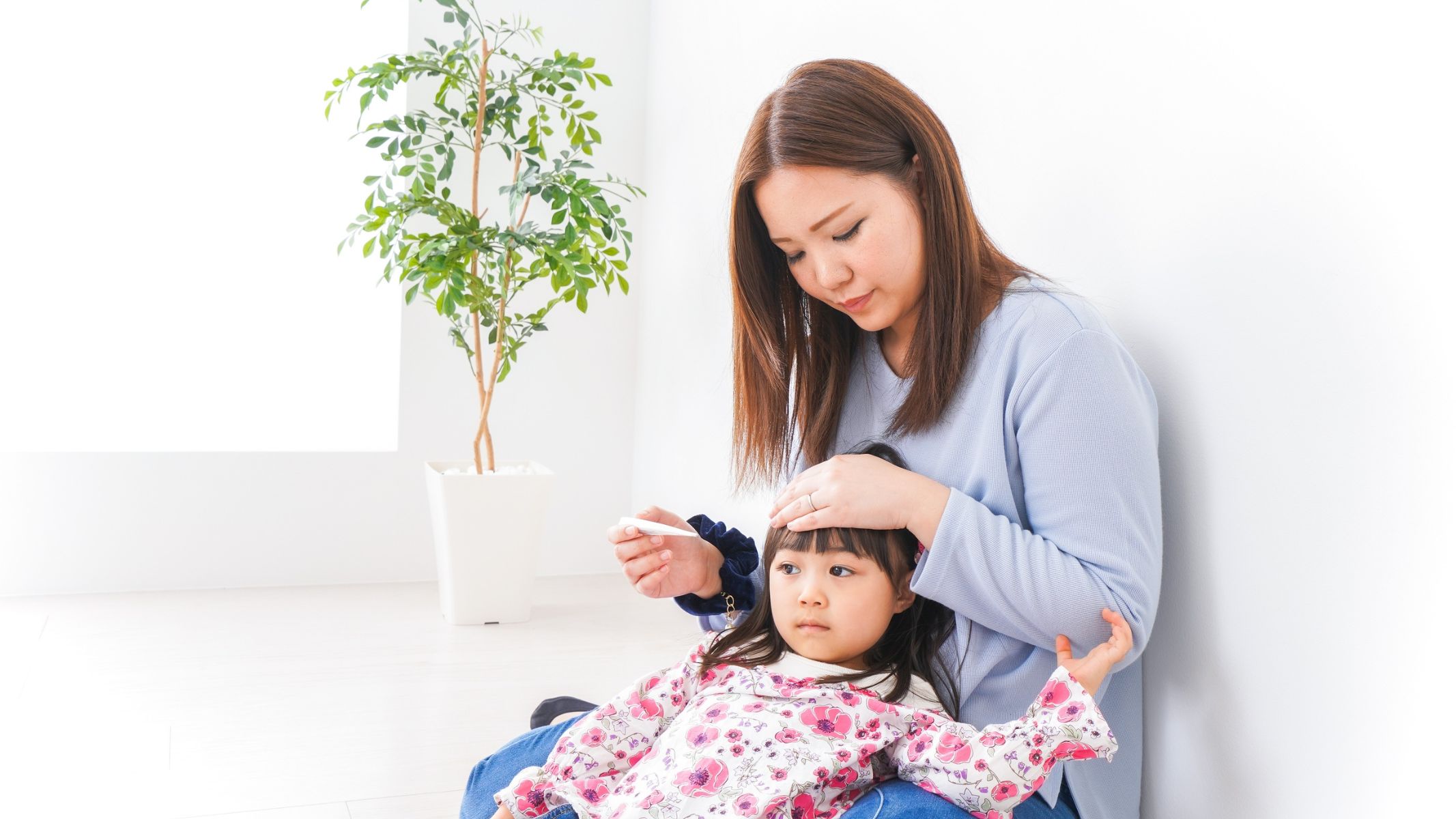 Khi trẻ sốt cao, có thể sử dụng thuốc hạ sốt như paracetamol hoặc ibuprofen theo đúng liều lượng và chỉ định y tế